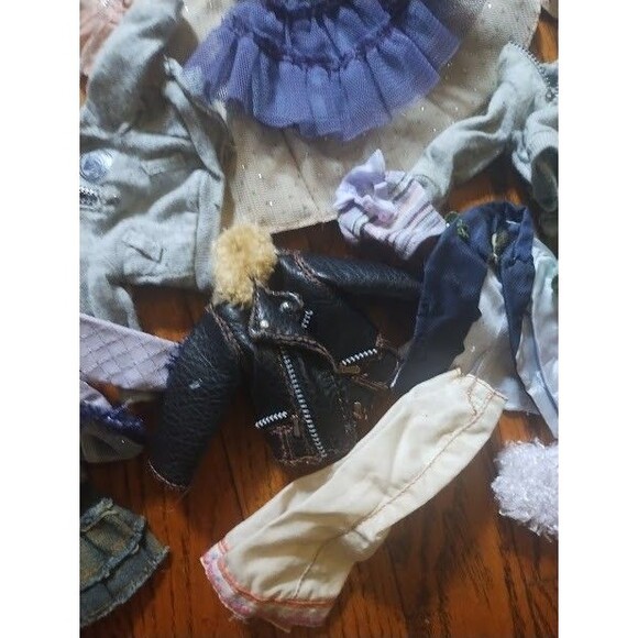 Vintage HUGE BRATZ LOT 30 Nude Dolls  Clothes Shoes - Picture 10 of 16